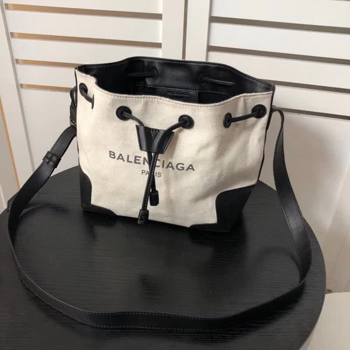 BALENCIAG巴黎世家 帆布水桶包原單品質 獨家製作 純進口牛皮配帆布 可挎肩 抽繩.  BL1388